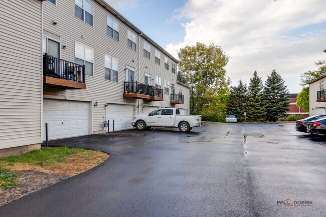 Building Photo - 921 Summit Creek Dr