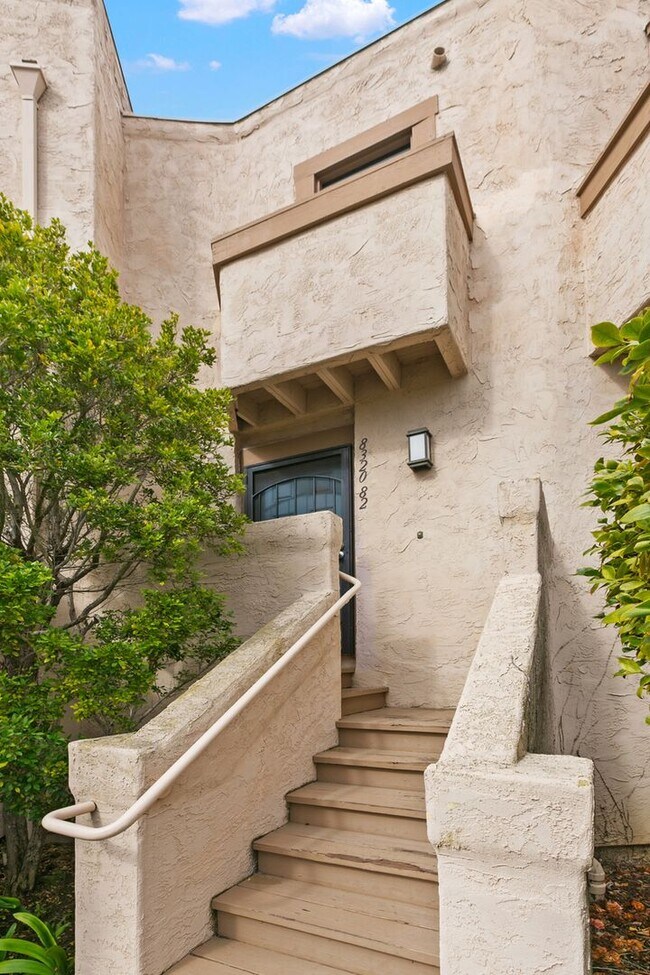 Building Photo - Woodlands South - La Jolla Townhome