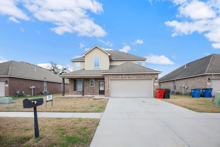 Building Photo - 39405 Legacy Lake Dr