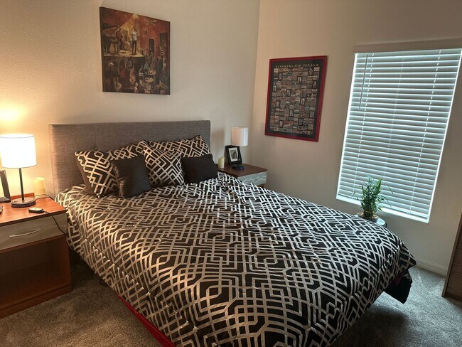 Building Photo - Beautiful 4 bedroom, 2 bathroom home near Legoland