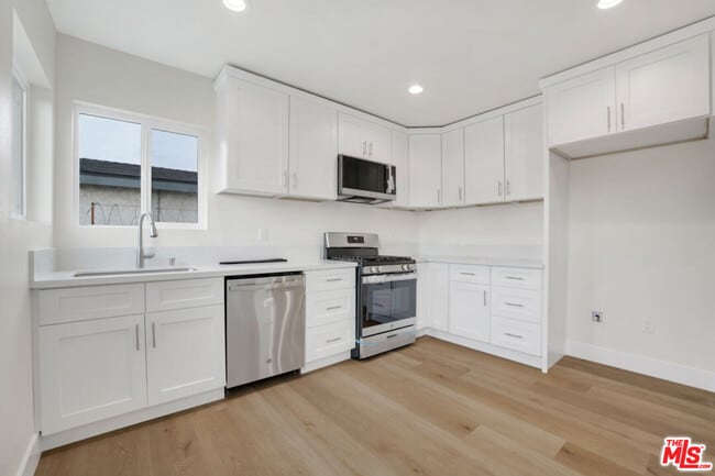 Building Photo - 529 W 90th St