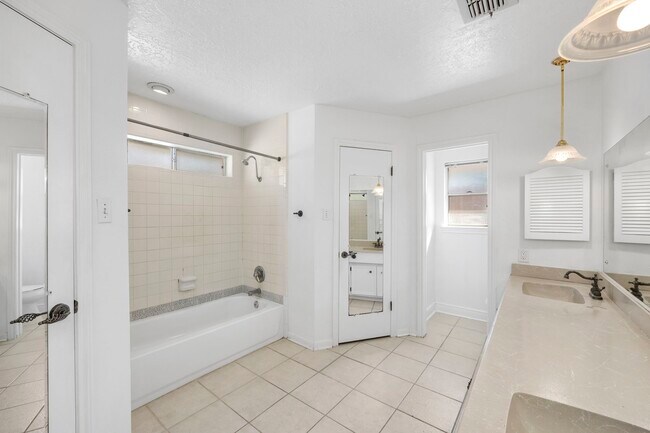 Building Photo - 14014 Briar Pl Dr