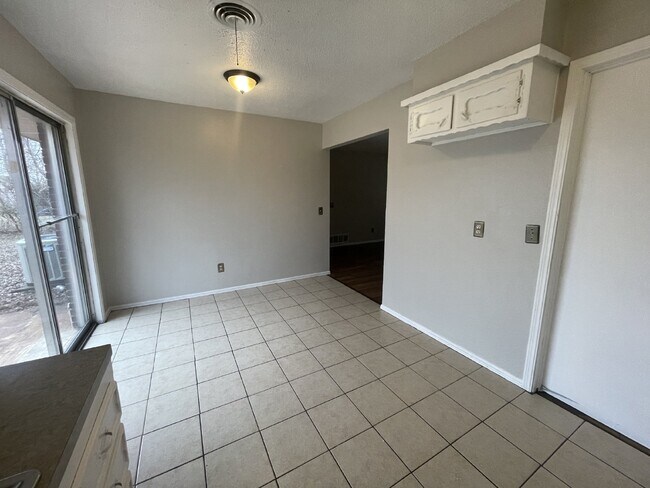 Building Photo - Charming 3-Bed, 1.5-Bath Home in Del City – Spacious Backyard & Garage!