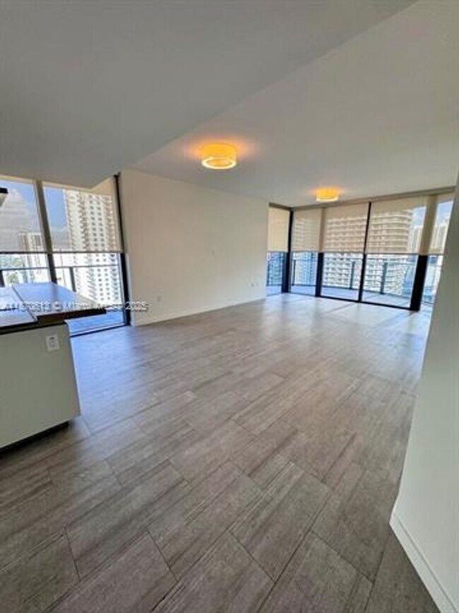 Building Photo - 1000 Brickell Plaza