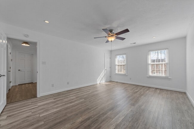 Building Photo - 832 Chalbourne Dr