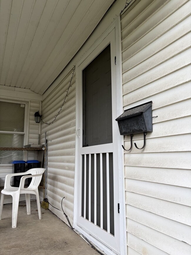 Building Photo - Welcome Home to Your Charming 2-Bedroom Apartment in Troy!