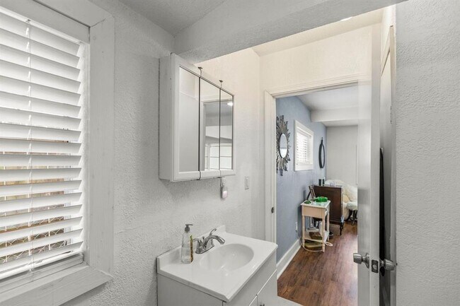 Building Photo - 5808 Community Dr