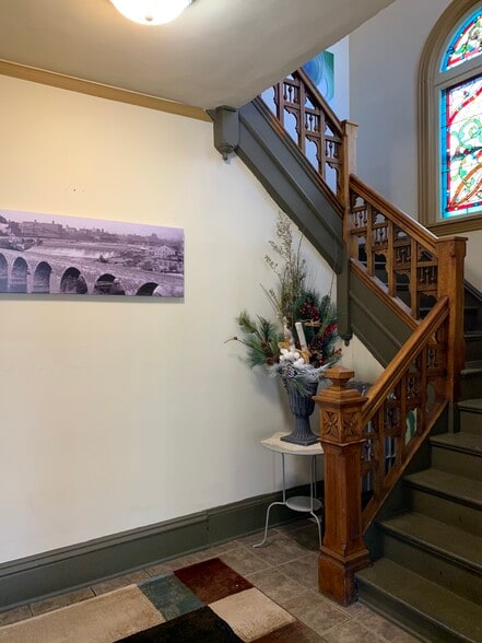 Front entryway. - 3032 grand ave