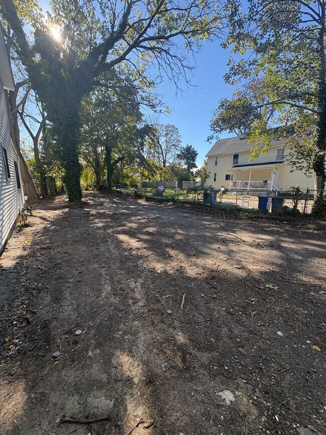 Building Photo - Beautiful, Newly Renovated 4 Bedroom 2 1/2...
