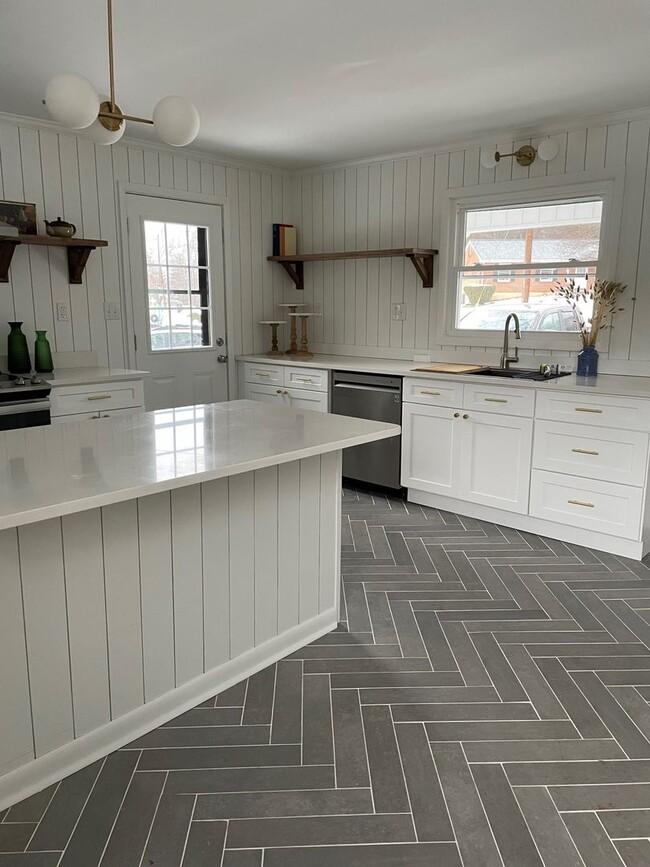 Building Photo - 4 Bedroom Remodeled House off Old Forest Road