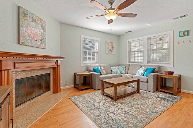 Building Photo - 909 Indian Dr