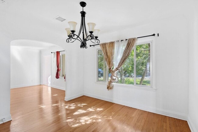 Building Photo - Spacious 4 BR 3 BA Home in Prime West L.A.