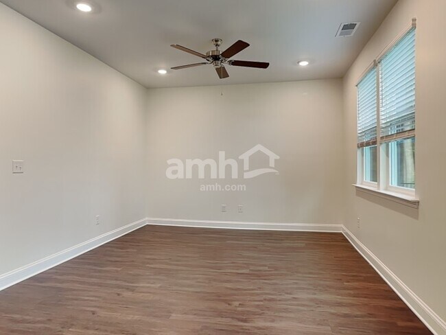 Building Photo - 605 Rivermist Dr