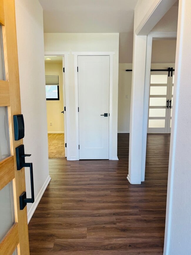 Building Photo - Spacious 3 Bedroom 2 Bath Home - Big Backyard – Simi Valley