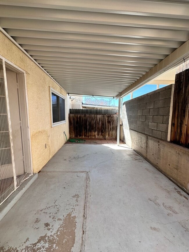 Building Photo - 2 Bedroom 2 Bath Townhome w/2 Car Garage and Refrigerated Air