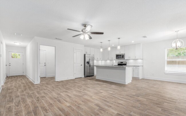 Building Photo - A beautiful 4 bedroom, 2 bathroom property...