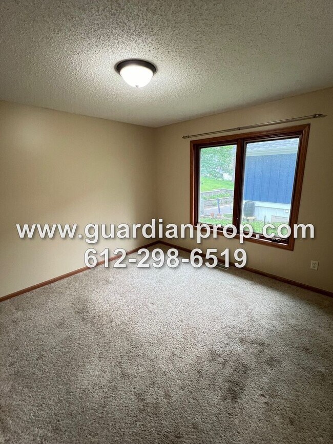Building Photo - Mahtomedi House Available Now, Open Floor Plan, Master Suite, 2 Fireplaces, Deck