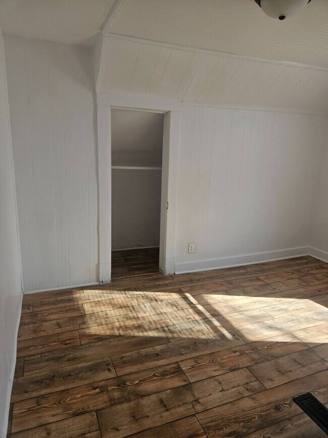 Building Photo - WOW! Look at this property ! You cant beat this price!