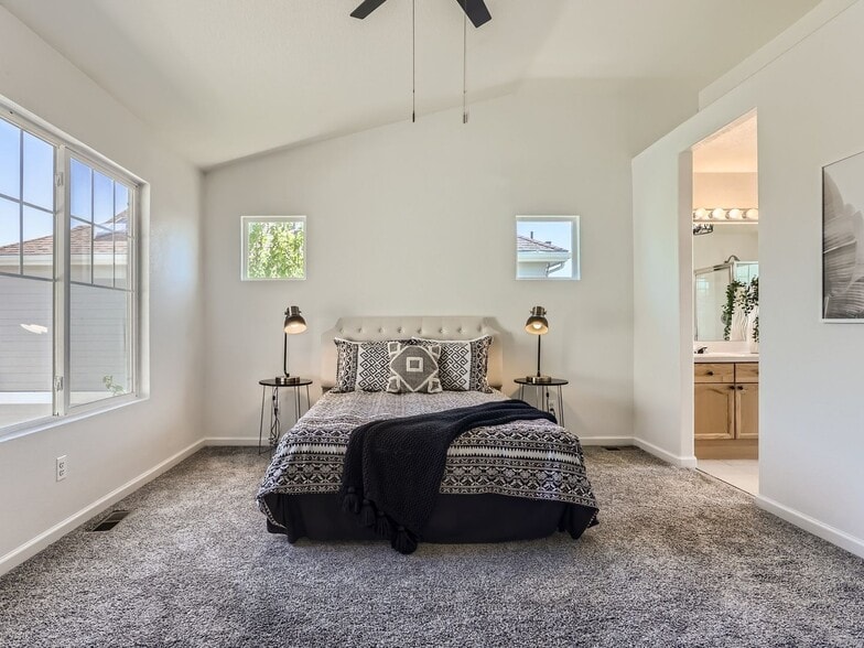 Building Photo - 20046 E Lasalle Dr