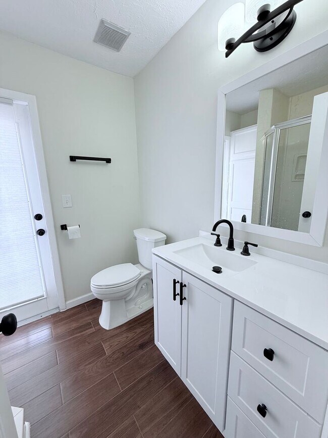 Building Photo - 3-Bed/2-Bath Sarasota Gem: Private Pool & Central Location!!