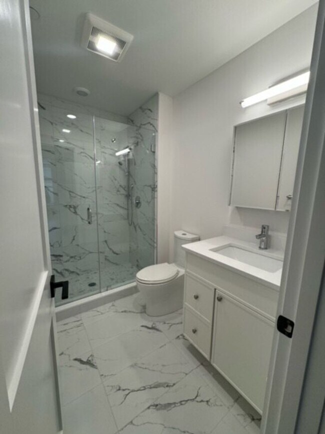 Building Photo - Renovated 3 bed and 2 bath with in unit la...