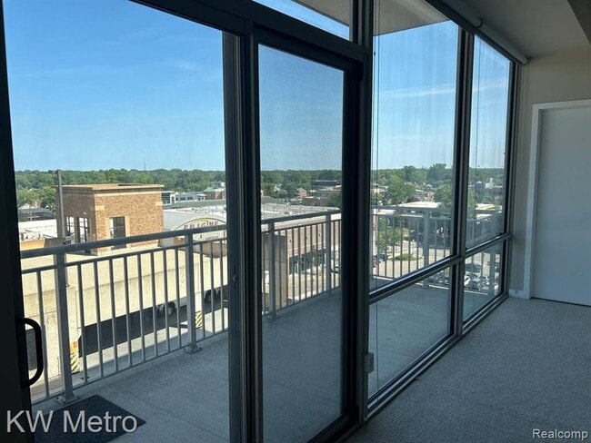 Building Photo - 350 N Main St