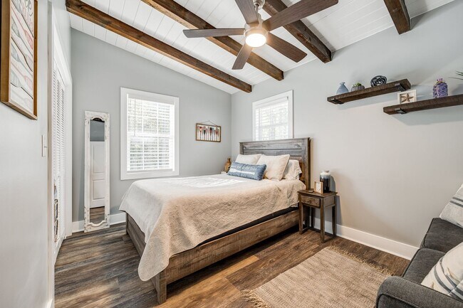 Building Photo - Beautiful Short term 2 bedroom 2 bath full...