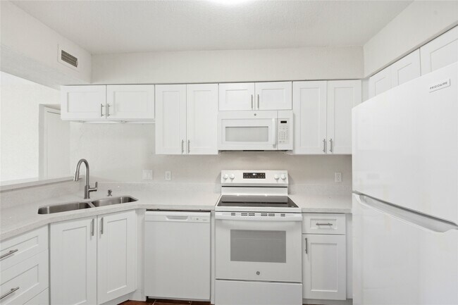 Building Photo - 12500 Sandpiper Dr