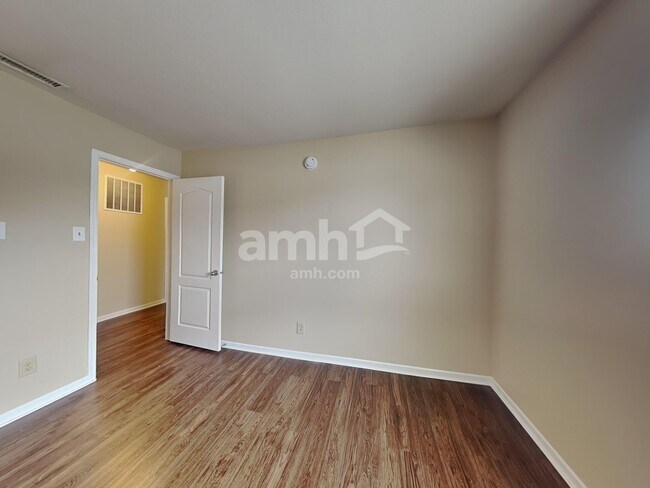 Building Photo - 467 Sedgewick Dr