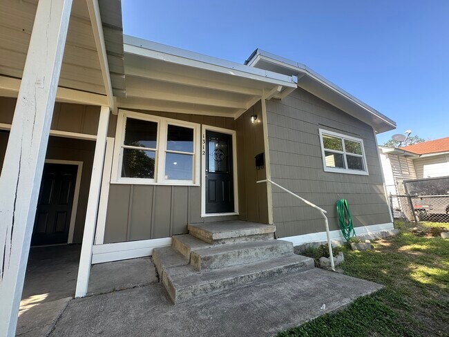 Building Photo - 1312 E Mesquite Ln