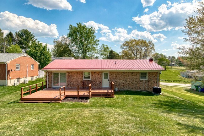 Building Photo - 690 North Dr