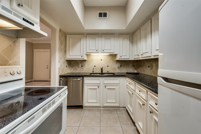 Building Photo - 1300 Augusta Dr