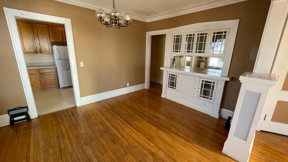 Building Photo - 881 Saint Clair Ave