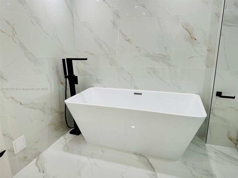 Building Photo - 3500 Mystic Pointe Dr