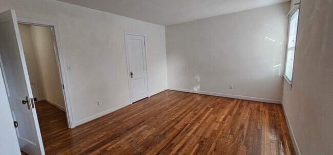 Building Photo - Sun-Filled & Well-Maintained 1 Bed 1 Bath Interior Townhome In Arlington Village