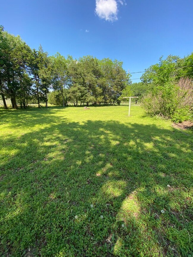 Building Photo - Country Living! Cute 2 bedroom 1 bath home...