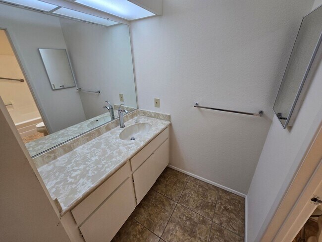 Building Photo - Freshly Painted 1-Bedroom Condo with Covered Parking