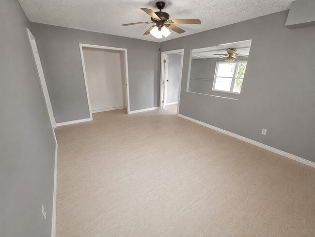 Building Photo - 227 Live Oak Ln