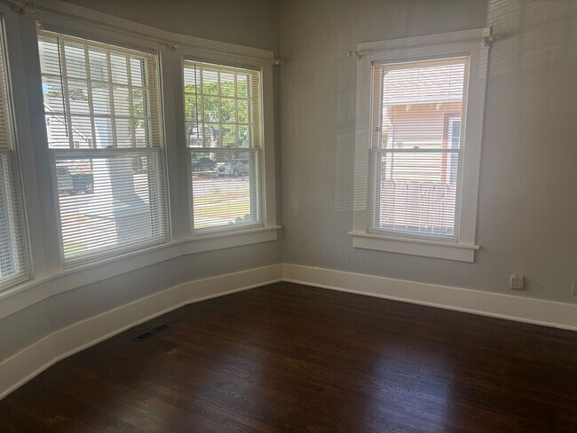 Building Photo - Beautiful 3 bedroom home