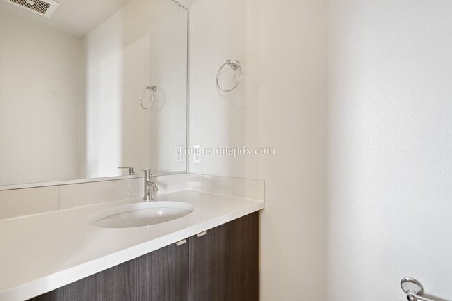 Building Photo - Contemporary 2 BD | 1.5 BA Apartment in The Heart of Northeast Portland