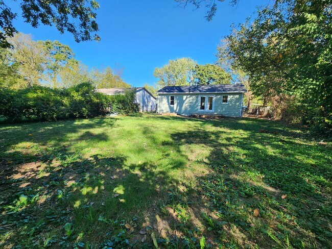Building Photo - Spacious 3-Bedroom, 1-Bathroom Home AVAILA...