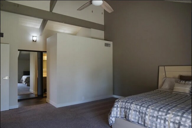 Building Photo - Newly Remodeled, Furnished 3 bed / 2.5 bat...