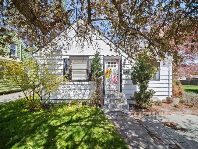 Building Photo - Spacious 4-Bedroom Home w/large Outdoor Sp...