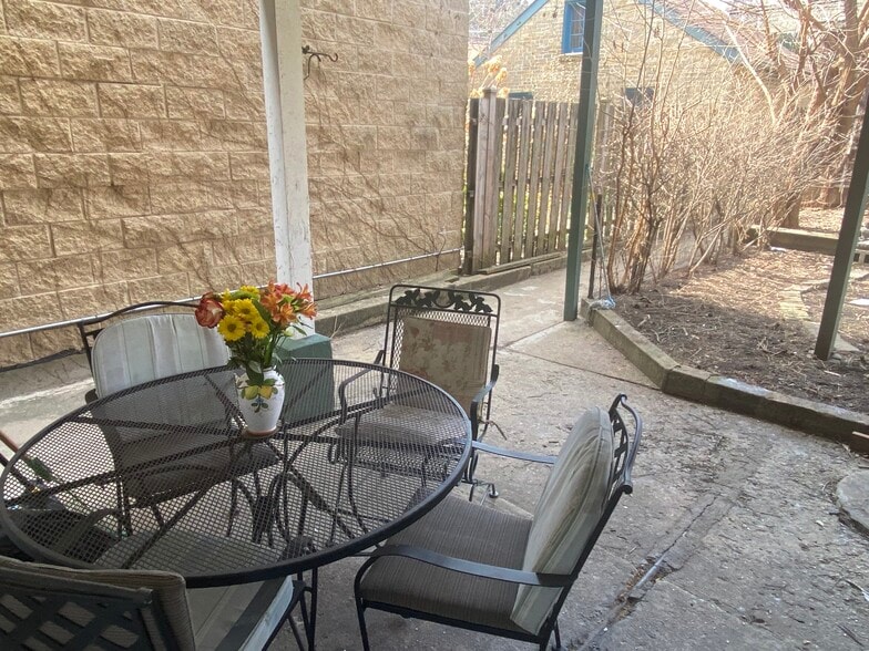 Building Photo - 2122 N Clifton Ave