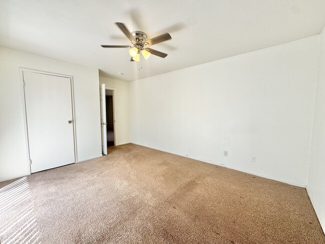 Building Photo - Quiet 3/2 with bonus room in El Dorado Hil...