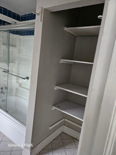 Building Photo - 407 W Broad St