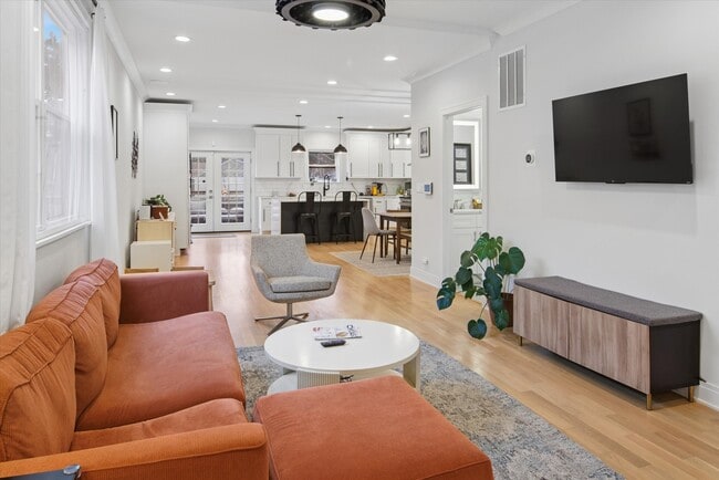 Building Photo - 5240 W Winnemac Ave