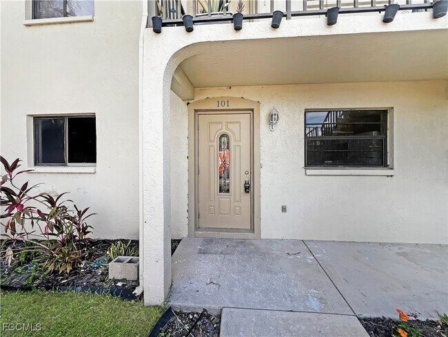 Building Photo - 4530 SW 10th Ave