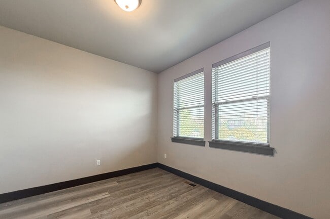Building Photo - Beautiful 4-Bedroom House with Large Backy...