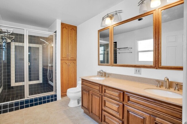 Building Photo - Stunning Northridge 4+2 Single Family House